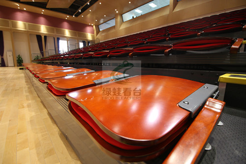 樂灣國際學(xué)校電動軟包椅伸縮看臺