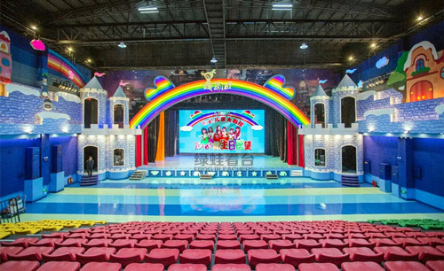 綠蛙看臺跳進了亞特蘭親子酒店的BIBI歡樂城堡