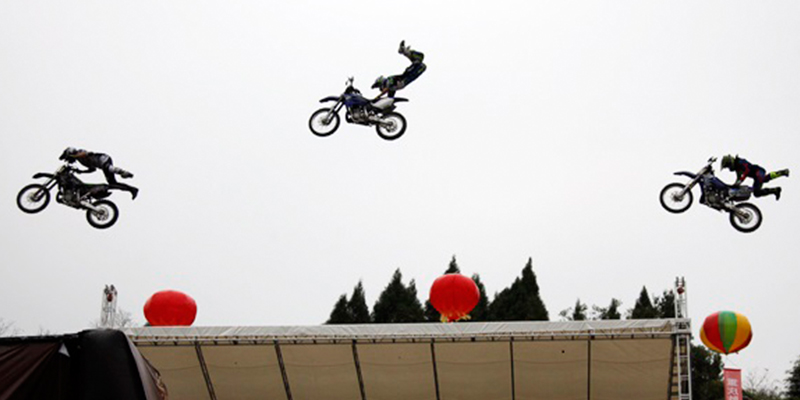 人民網(wǎng)道路、新華網(wǎng)規模設備、鳳凰網(wǎng)真諦所在、四川衛(wèi)視報(bào)道綠蛙看臺參與的2014全國摩托車越野錦標(biāo)賽