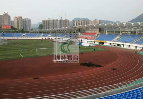 貴定縣體育場披上綠蛙看臺(tái)美麗衣裝