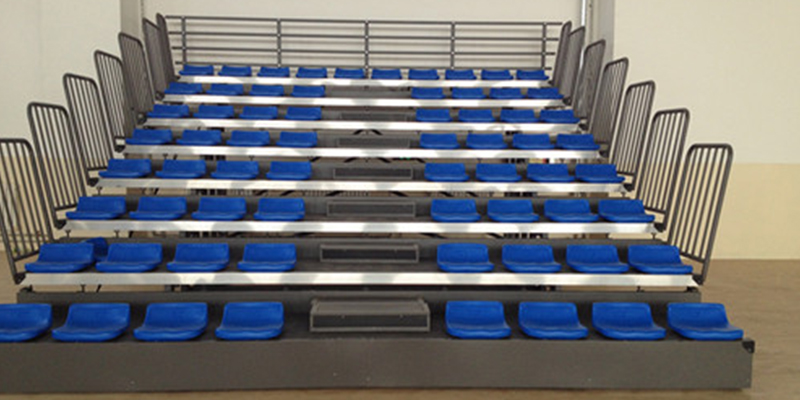 綠蛙看臺遠(yuǎn)赴西北古老城市喀什可以使用，打造民語高中伸縮看臺