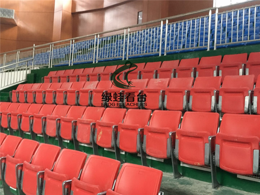 翻板吹塑看臺(tái)座椅案例