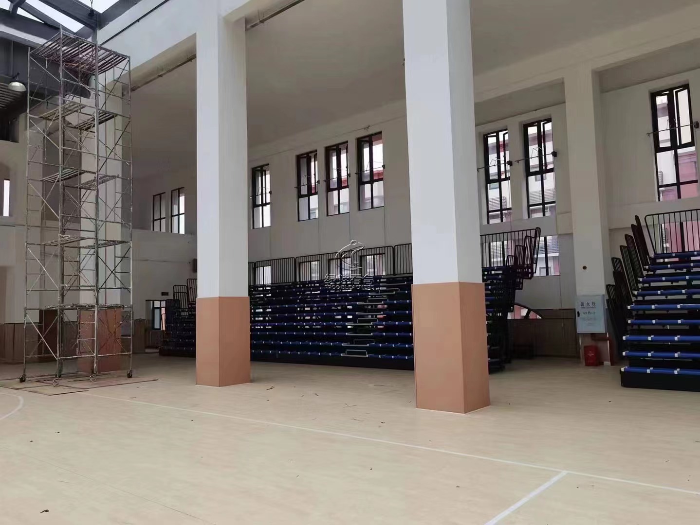 重慶黃金坡中學(xué)初高中體育館伸縮看臺(tái)