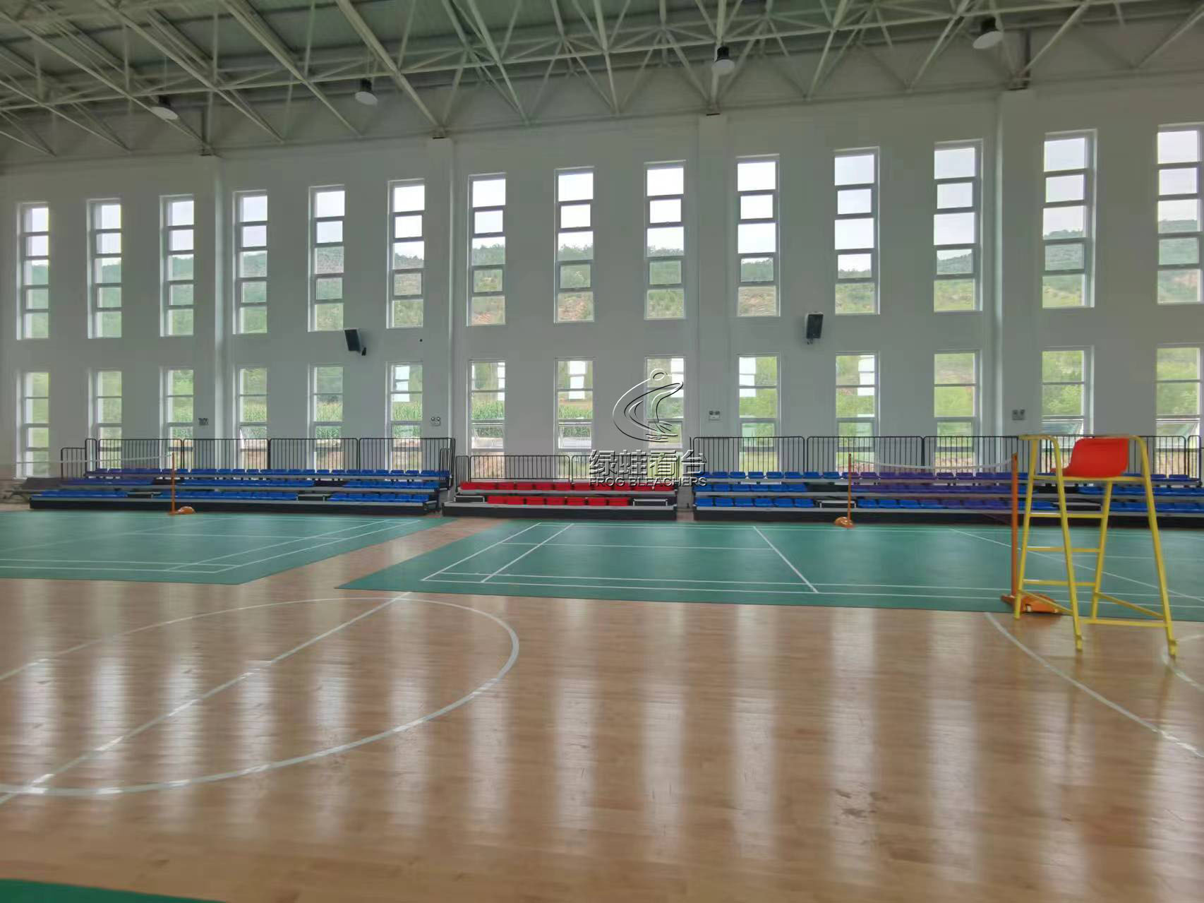 甘肅通渭縣體育館手動(dòng)伸縮看臺(tái)