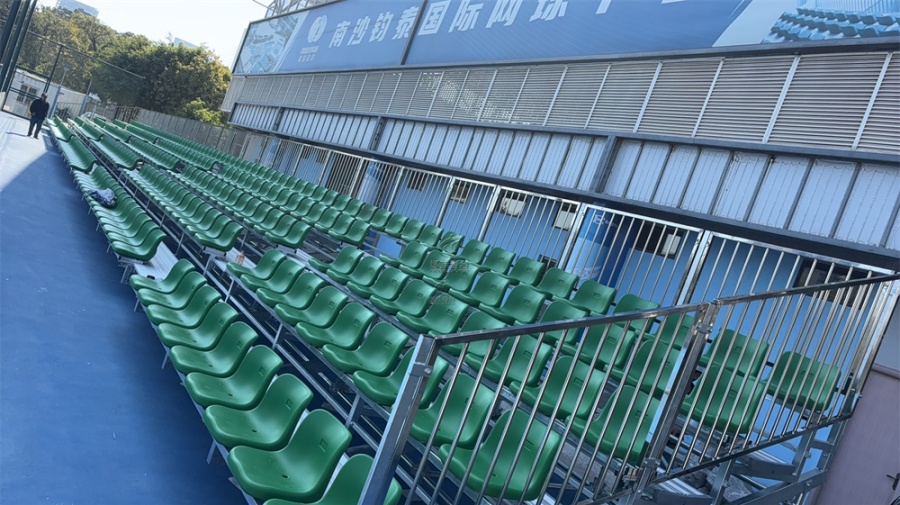 備戰(zhàn)全運會體系，南沙體育館網(wǎng)球場室外拼裝看臺安裝完畢